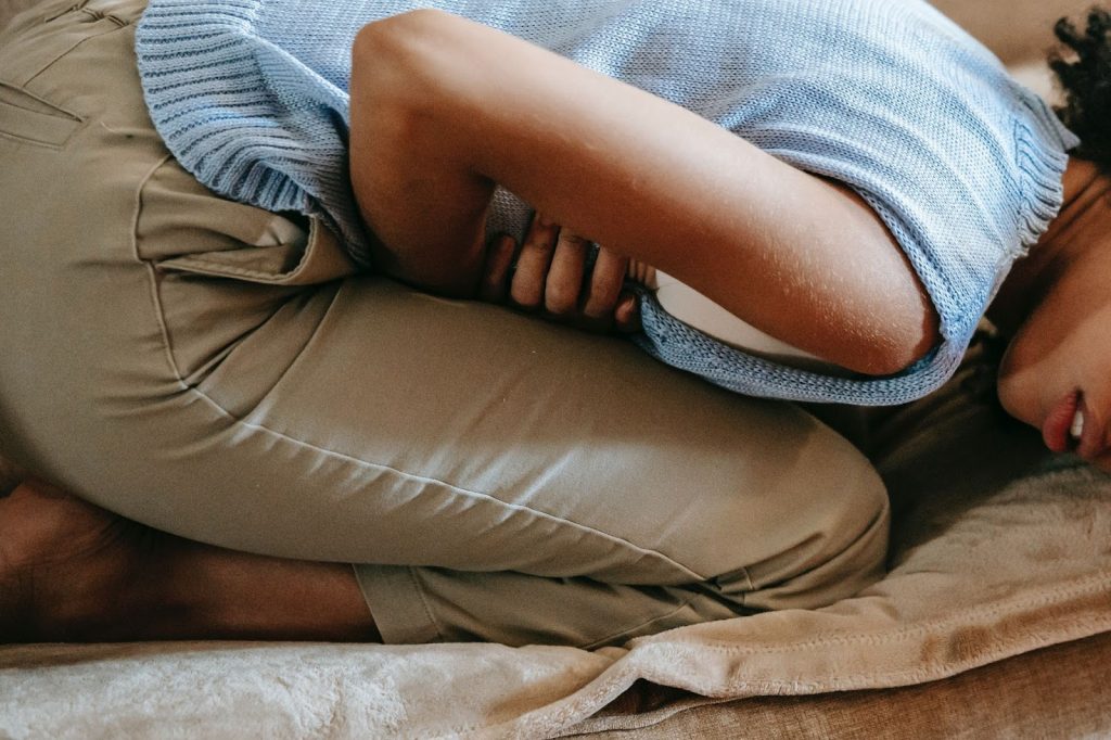 bagaimana posisi tidur saat nyeri haid?